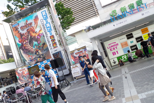 イベント モンスターギア の体験会が新宿に グラビアアイドルの菜乃花さんと大貫彩香さんは新宿アルタ前広場で セクシーな水着姿 を披露 Gamebiz