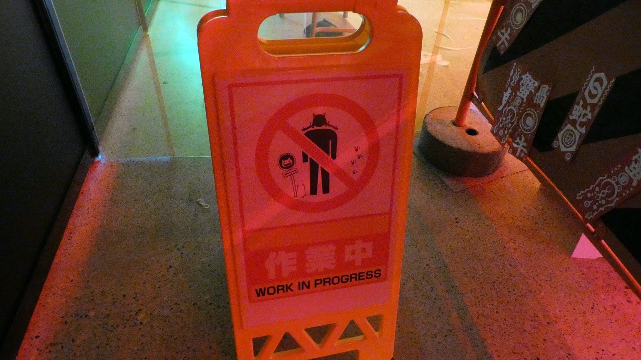 物語〉シリーズ』× Mika Pikazoのコラボイベント『ENCOUNTER 遭遇』が