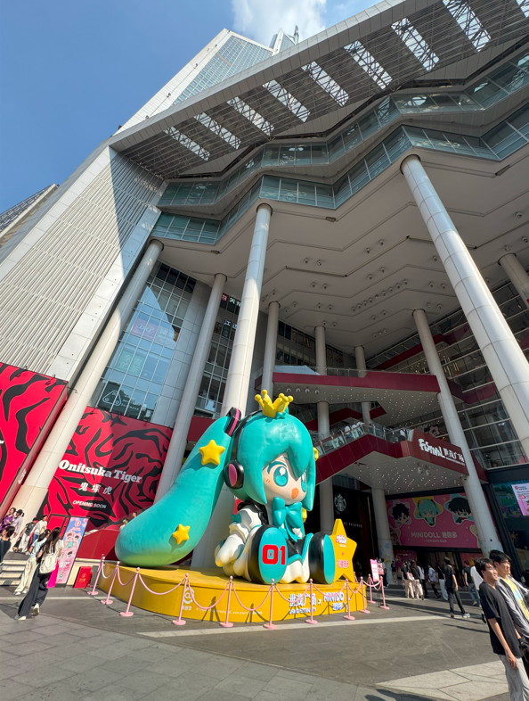 きい イチョウと黒金 . ． ． Thx 🙏 📸 @kusano_sn_ow ． ． ． 最近